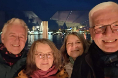 4 mit Mainzer Greetern am Rhein