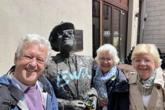 3_Torsten mit 2 Schwestern und 1 Espresso-Lover in Bronze