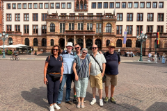 1_Ralf mit seinen Gästen vor dem Rathaus
