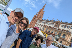 2_das Weinfest wartet auf Heinz und seine fröhlichen Gäste