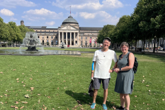 3_Torsten mit Gerdien (NL) vor dem ikonischen Kurhaus