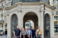 5_two families with Ralf at the Kochbrunnen