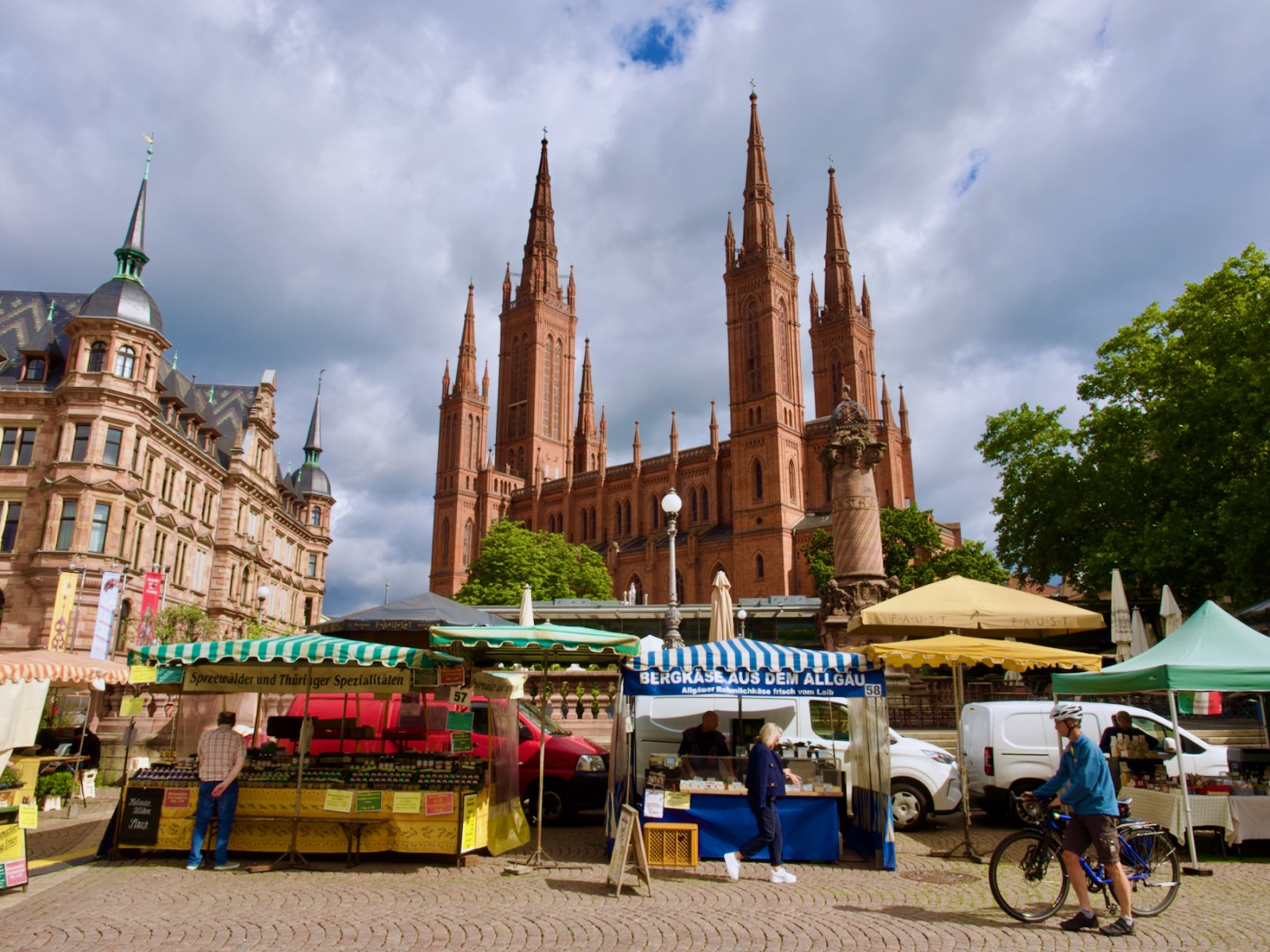 Wochenmarkt mit Marktkirche Wochenmarkt mit Marktkirche