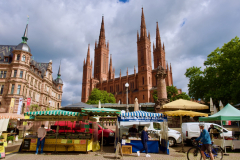 Wochenmarkt mit Marktkirche